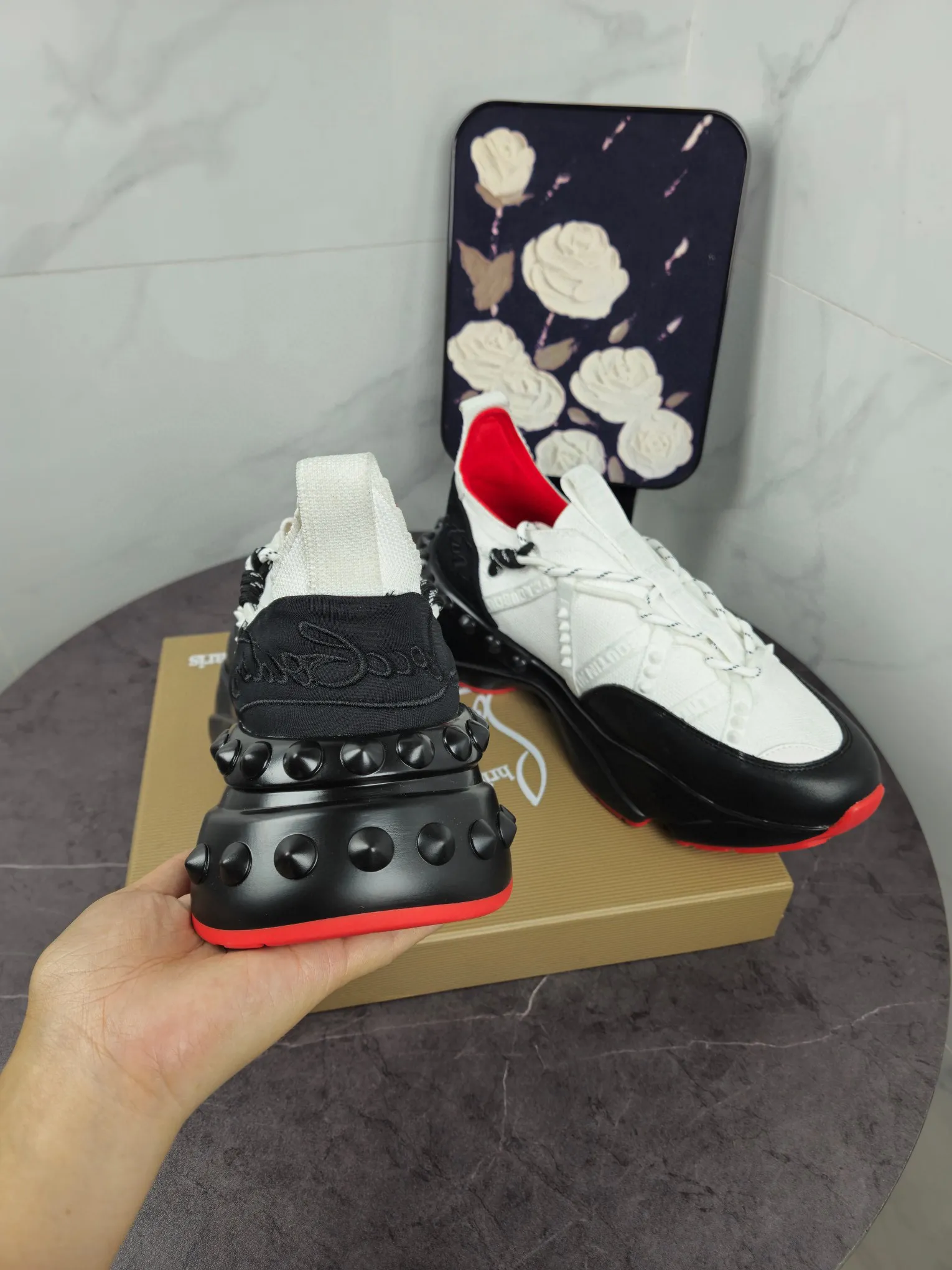 💰¥680 Original item from trendy brand Chri*stian loubou*tin, the latest series of CL red-soled shoes for casual couples. The upper is made of imported Lycra + high-density breathable fly weave, and the environmentally friendly high-elastic suction mold pad will never delaminate. The outsole is made of super non-slip and wear-resistant PU + vacuuming. Two-color combination Size: Female 35-43 Male 38-47 Comes with handbag, card, shoehorn" full package (Female 41 42 43 men 46 47 customized)